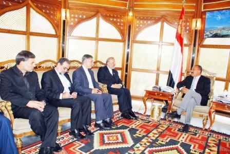 رئيس الجمهورية أثناء استقباله وزير الخارجية الإيراني أمس